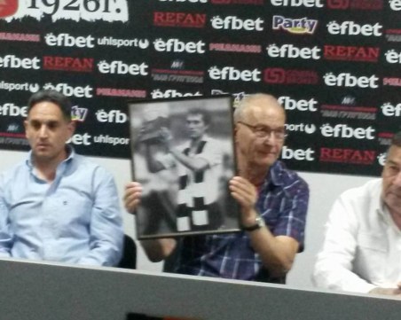 Локо вдига статуя на Аян Садъков, Крушарски дава 10 000 лева