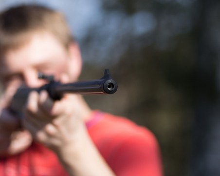 Опасна игра! Тийнейджър простреля свой връстник с въздушна пушка край Пловдив