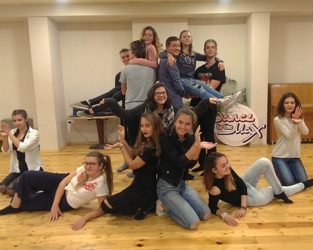 Осмокласник създаде костюмите за спектакъл на Английската