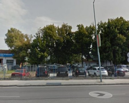 Самоделка потроши стъклата на три коли в автосалон на “Пещерско шосе“