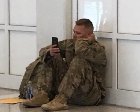 Снимка на войник разтопи сърцата на хиляди във Фейсбук