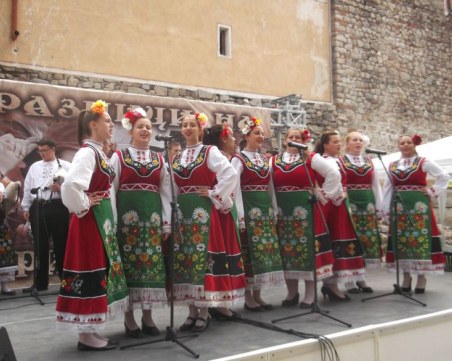 Ученици, учители и родители от Пловдив се пременят в народни носии! Хващат се на дълго хоро