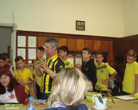 Учител на млади “канарчета“ представи своя книга за тях