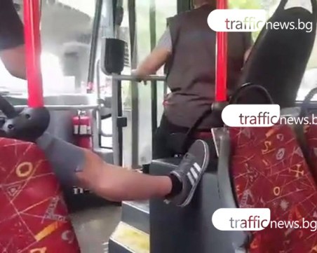 Вдигайте краката! Дъждът заля автобус в Пловдив СНИМКИ и ВИДЕО