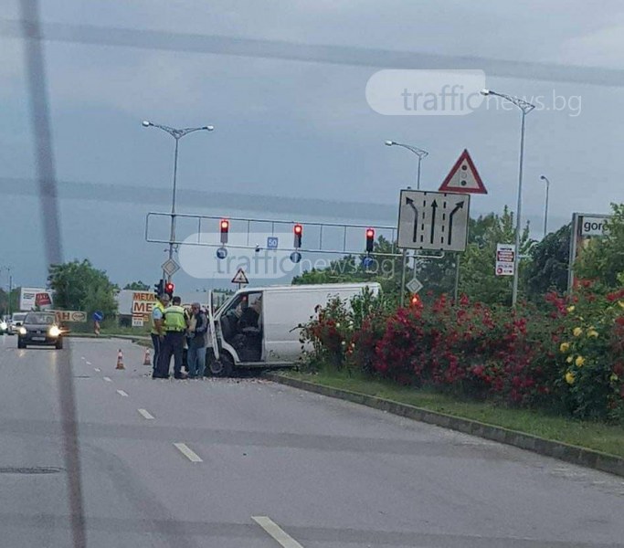 Бус се вряза в мантинелата до ПУ СНИМКИ