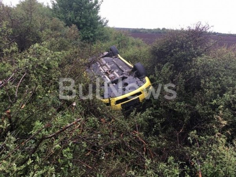 Мистерия! Откриха такси по таван в храсталаци