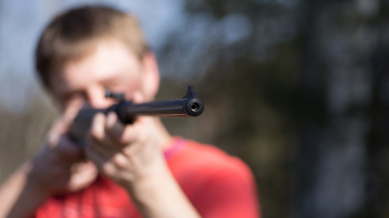 Опасна игра! Тийнейджър простреля свой връстник с въздушна пушка край Пловдив