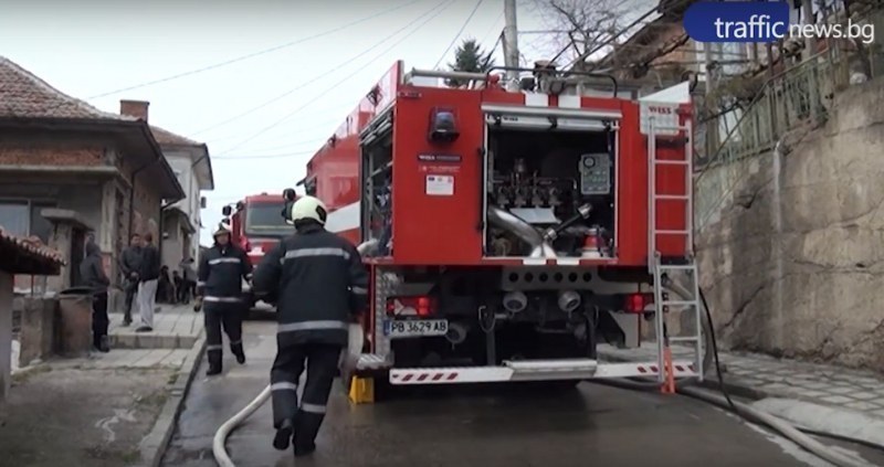 Пожар избухна в къща в Пловдивско, три пожарни гасиха пламъците