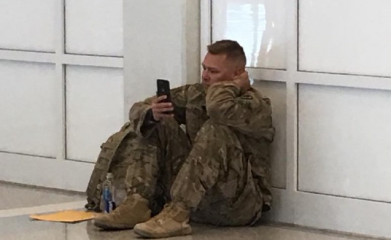 Снимка на войник разтопи сърцата на хиляди във Фейсбук