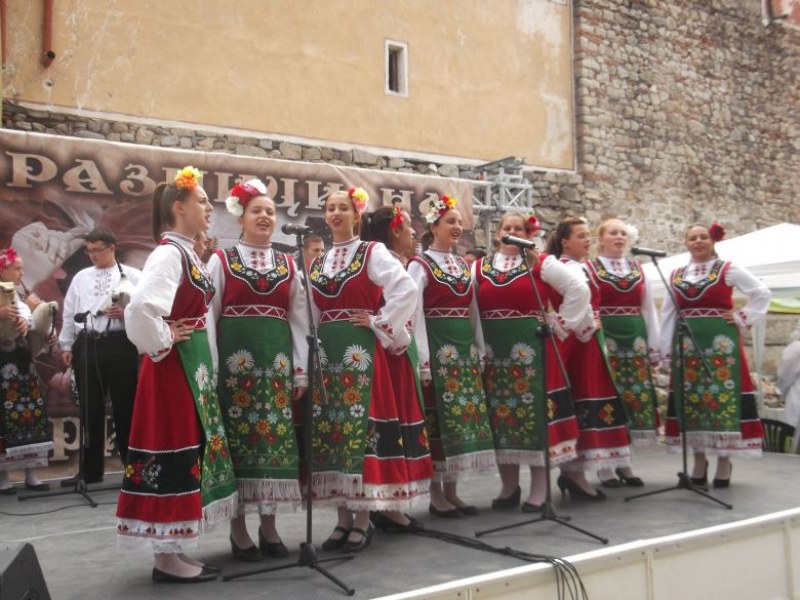 Ученици, учители и родители от Пловдив се пременят в народни носии! Хващат се на дълго хоро
