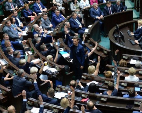 Депутатите в Полша сами си намалиха заплатите, нашите - не