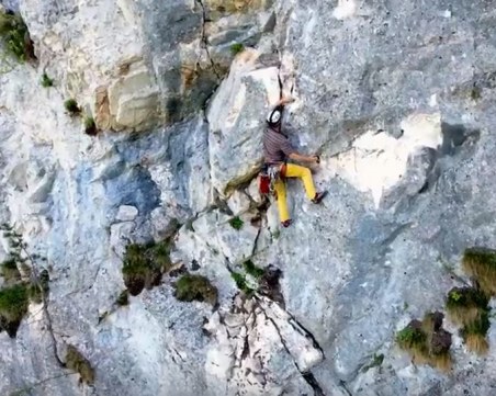 Ентусиасти катерят скален феномен на час от Пловдив ВИДЕО с дрон