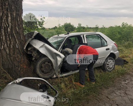 Колата, в която загина 23-годишната жена, е смачкана до неузнаваемост СНИМКИ и ВИДЕО