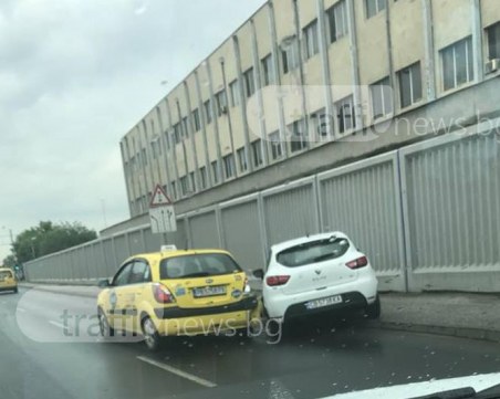 Лека катастрофа между такси и рено затрудни движението по бул. България СНИМКИ