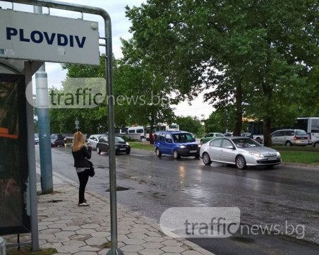 Масово нарушение! Пловдивчани избягаха от задръстване през пешеходна алея СНИМКИ