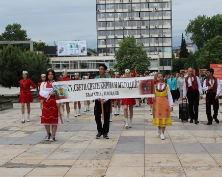 Мажоретки и иконата на Светите братя предвождат шествие на ученици СНИМКИ