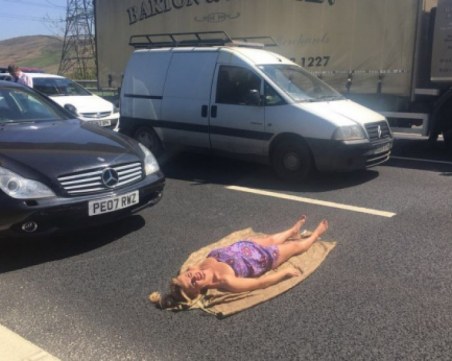 Пълян айляк! Жена се опъна насред магистралата и се отдаде на слънчеви бани СНИМКИ