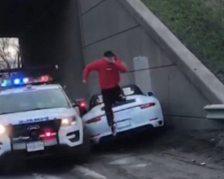 Престъпник потроши лъскавото си порше в патрулка след опит за бягство