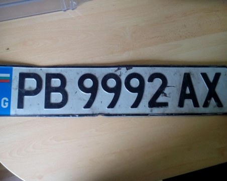 Продължават да намират откачени от пороя регистрационни табели на автомобили