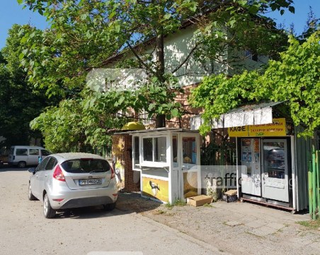 Търговец си присвои тротоар в центъра на Пловдив, разпъна будка за царевица СНИМКА