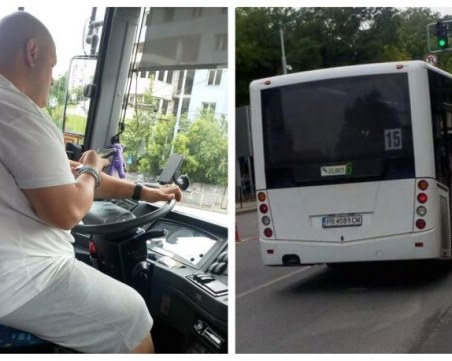 Зарибен по фейсбук шофьор забрави за пътниците! Взима завои почти легнал на волана СНИМКИ