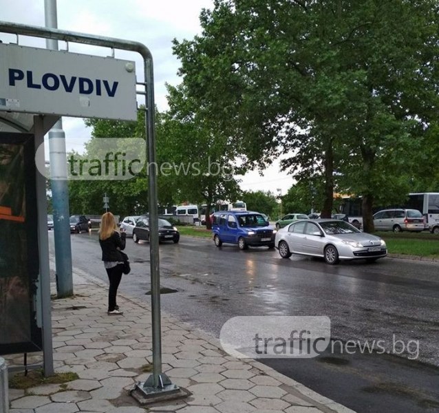 Масово нарушение! Пловдивчани избягаха от задръстване през пешеходна алея СНИМКИ