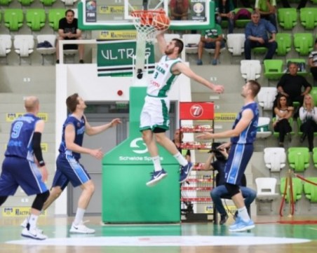 Автобус за феновете за мача на сезона на Академик Бултекс 99