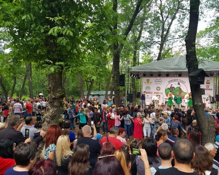 Лаута се пръска по шевовете! Пловдивчани друсат хорце, хапват, пийват и се забавляват СНИМКИ