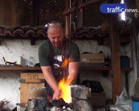 Майстори правят чудеса от огъня с древна технология в Сопот ВИДЕО