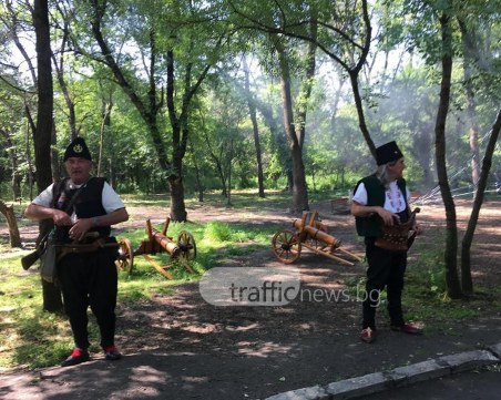 Със залп от три черешови топчета стартира третият Народен събор в Пловдив СНИМКИ