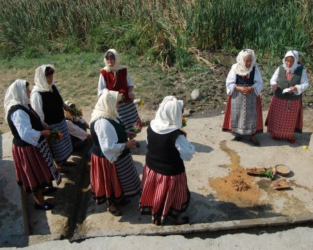 Седем имена имат повод на почерпят днес
