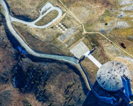 След 47 години! Платежоспособни туристи кацат с хеликоптер на връх Бузлуджа