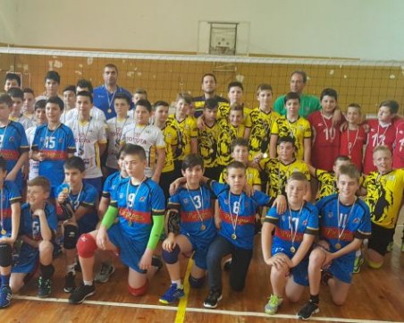 Децата на ВК Строител с бронзови медали от държавното