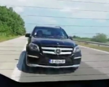 Джип притиска автомобил на АМ 