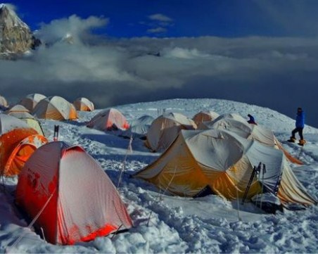 Няма връзка с шерпите в лагер 3, които издирват Боян Петров