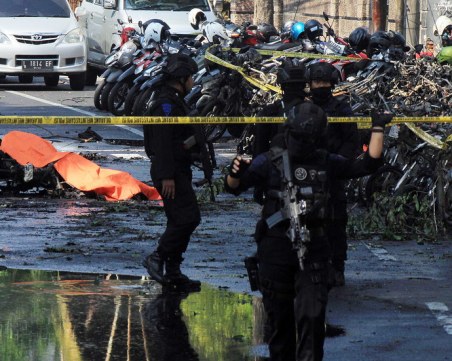 Убити и ранени при атентати срещу църкви в Индонезия