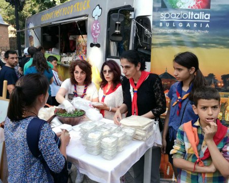 Арменски деликатеси и танци подсладиха Пловдив СНИМКИ