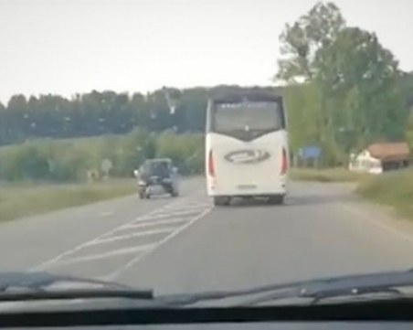 Автобус лети с бясна скорост, изпреварва на забранено ВИДЕО