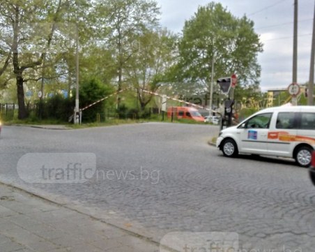 Десетки пловдивчани рискуват живота си на прелеза на “Свобода“, пешеходна пътека липсва СНИМКИ