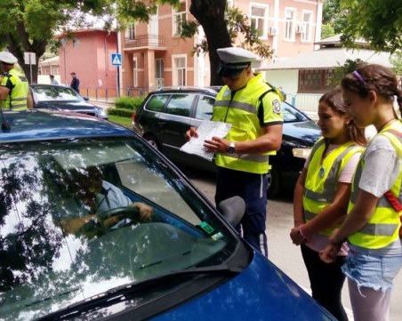 Деца станаха полицаи за един ден в Пазарджик СНИМКИ