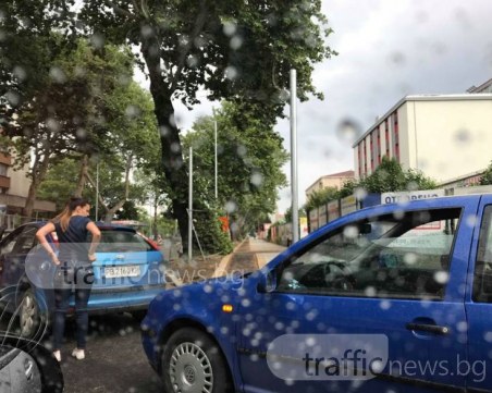 Две капки дъжд и... първата катастрофа в Пловдив е факт! СНИМКИ