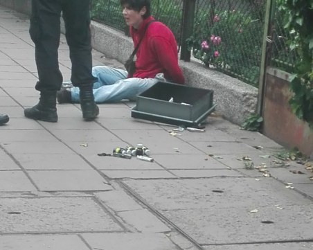 Кръв в центъра на София! Момче намушка с нож друго