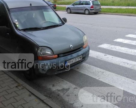 Пловдивски шофьор се курдиса на пешеходна пътека - при цял широк булевард... СНИМКА