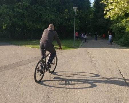 Велосипедистът, помел дете в Южния парк, остава в ареста
