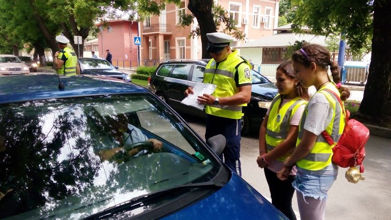 Деца станаха полицаи за един ден в Пазарджик СНИМКИ