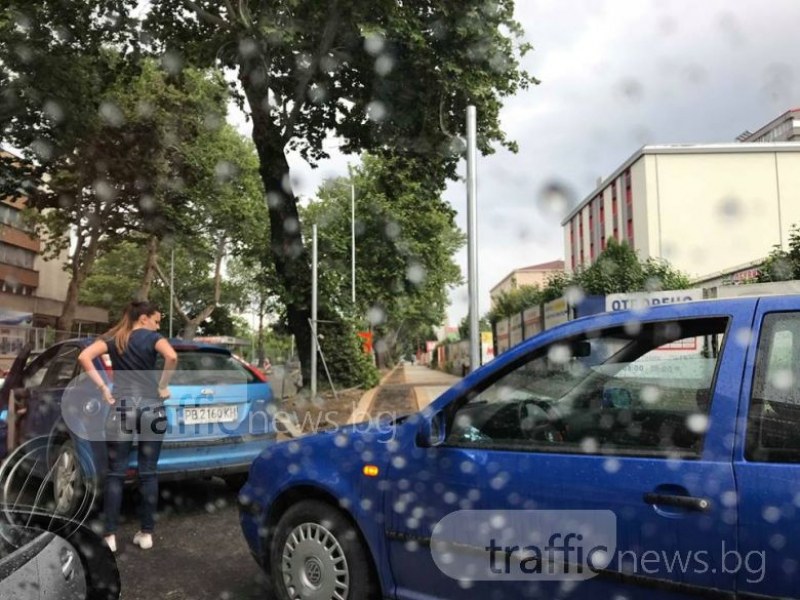 Две капки дъжд и... първата катастрофа в Пловдив е факт! СНИМКИ