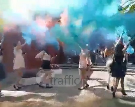 1, 2... 12 - ААААА! Димки и хоро в последния учебен ден на абитуриенти от гимназията по туризъм в Пловдив ВИДЕО