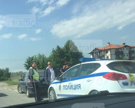 Акция на Асеновградско! Проснаха двама с белезници върху патрулка СНИМКИ