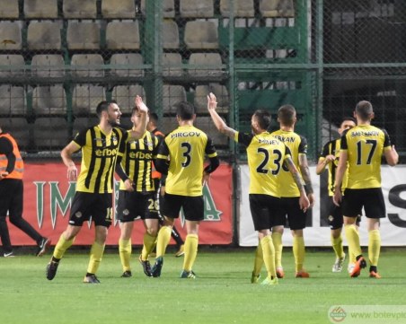Ботев играе последния си домакински мач днес