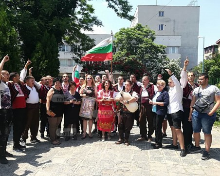 Гайди озвучиха Автото, пловдивски зрелостници облякоха носии за изпращането си СНИМКИ и ВИДЕО